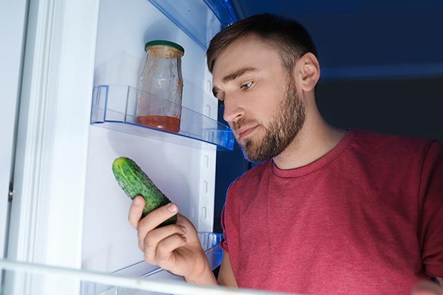 Evite esse erro com os pepinos: método comum de armazenamento causa deterioração acelerada; veja como manter o vegetal fresco e crocante por mais tempo
