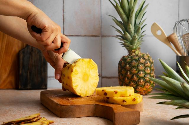 Abacaxi ajuda no emagrecimento e é antioxidante: nutri revela benefícios para a pele e na luta contra doces
