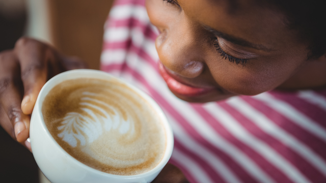 Famosas estão trocando o café tradicional por esta mistura com manteiga e óleo de coco: conheça os benefícios e saiba como fazer