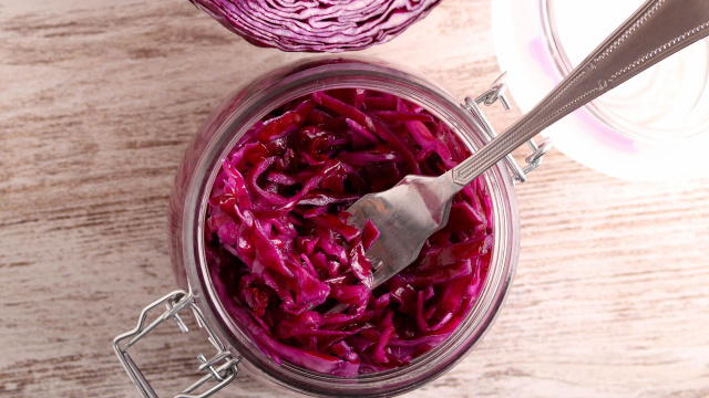 Repolho é o alimento de 2026 e aqui está uma ótima maneira de preparar esse vegetal para usar na salada, no sanduíche ou com o que quiser