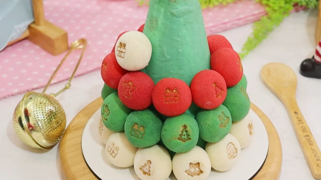 Use a sua criatividade para montar a árvore de brigadeiros como quiser (Créditos: Reprodução / YouTube @AnelyseMartins)