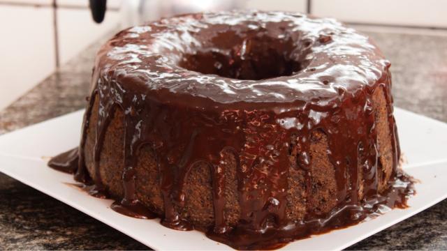 Com farinha, com leite e com açúcar: receita de bolo fofinho de chocolate de liquidificador fica muuuuito gostoso