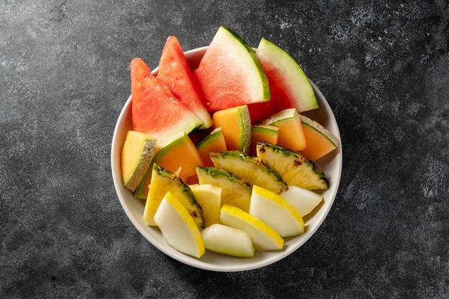 Hidratação além da água: alimentos hidratantes vão melhorar o funcionamento do corpo e do humor) no clima seco