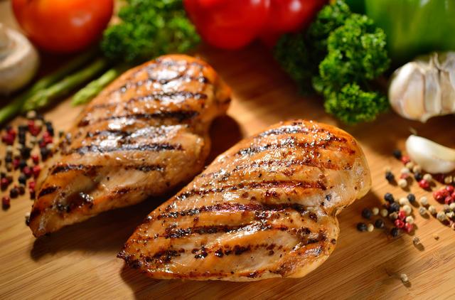 Quase ninguém sabe, mas é assim que se prepara um frango para que a carne fique suculenta, macia e douradinha por fora