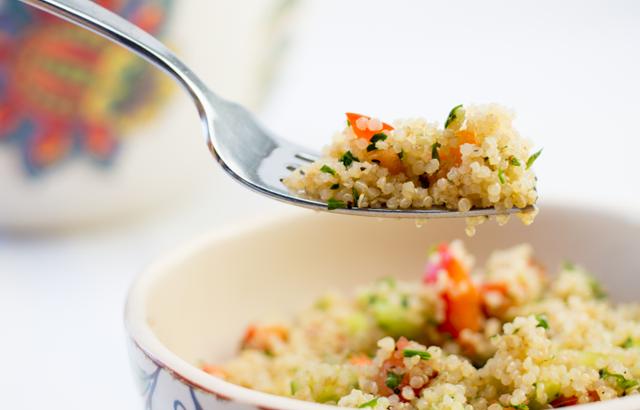 Pode substituir o arroz pela quinoa? Separamos tudo o que você precisa saber sobre esse ingrediente saudável!