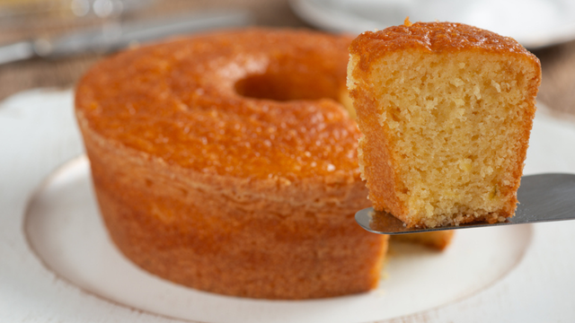 Troquei a farinha por aveia nesse bolo de milho fofinho: o segredo está no liquidificador