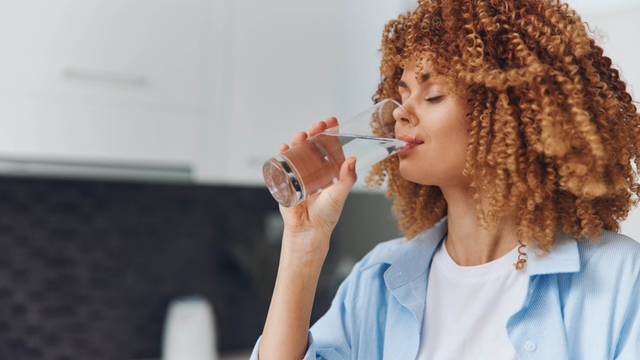 Mesmo sem sentir sede, o corpo continua perdendo líquidos no inverno. (créditos: Shutterstock)