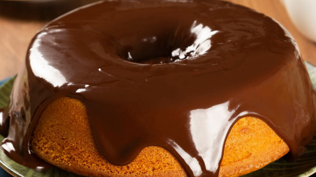 Quem prova, aprova: bolo de cenoura tamanho família para não faltar para ninguém nesse final de semana!