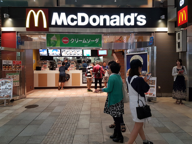A crise demográfica no Japão leva o McDonald’s a uma medida inusitada: trabalhar com cabelo azul não será mais um problema