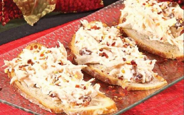 É canapé e salpicão no mesmo prato (Créditos: TudoGostoso/Vaquinha Mococa)