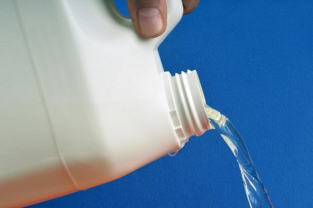Multiplique a água sanitária com essa mistura caseira e economize no mercado