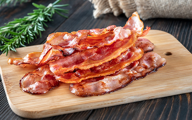 Você foi enganado a vida toda: o melhor jeito de fazer bacon crocante é na água e aqui está o motivo!
