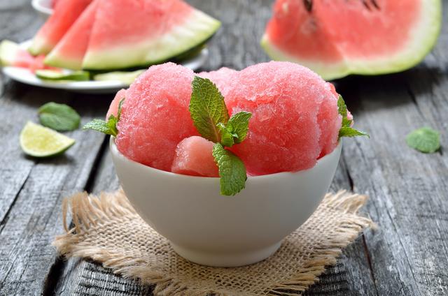 Sorvete de dois ingredientes pouco calórico que você pode comer todos os dias e é perfeito pra essa onda de calor!