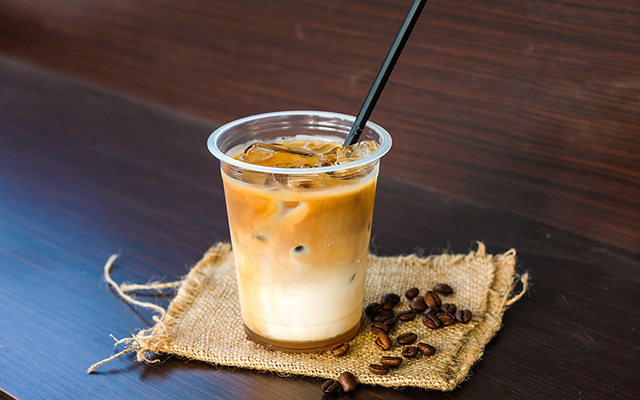 Café gelado feito do jeito perfeito para não ficar aguado: aqui estão os segredos de barista para a bebida de verão