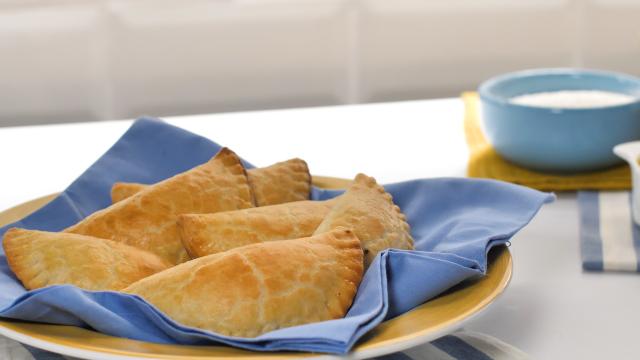 No lanche da tarde eu faço esse pastel de forno de apenas 3 ingredientes: crocante, com bastante recheio e quentinho