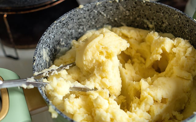 O erro que quase todo mundo comete ao fazer purê de batata e que deixa a receita pesada e sem cremosidade