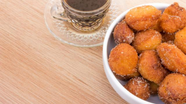 Bolinho de chuva de cenoura com calda de chocolate. (créditos: TudoGostoso)