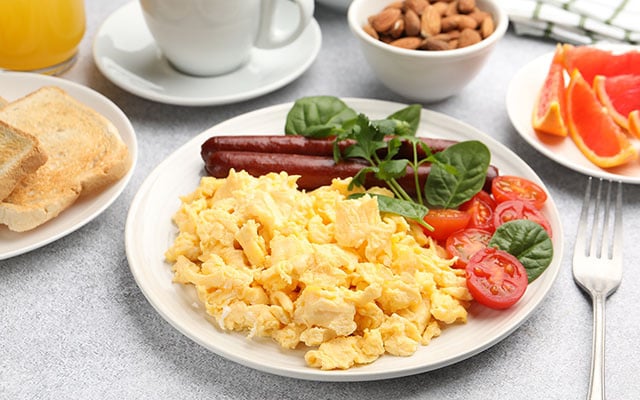 Café da manhã de hotel em casa: TudoGostoso revela o ingrediente que deixa os ovos mexidos mais saborosos e cremosos