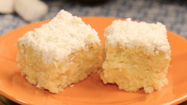 Bolo de coco toalha felpuda: receita do clássico gelado queridinho dos brasileiros é muito fácil de fazer
