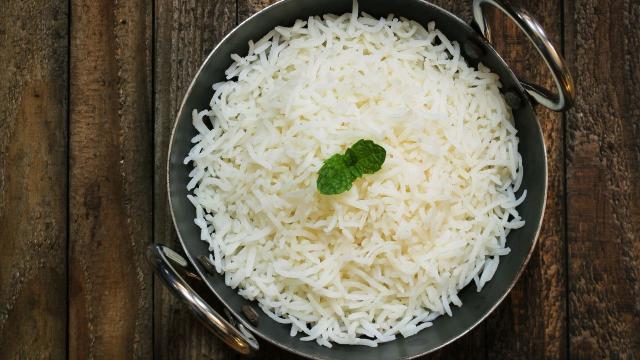 Muitos brasileiros amam esse arroz, mas ele é o mais contaminado por agrotóxicos, segundo novo estudo