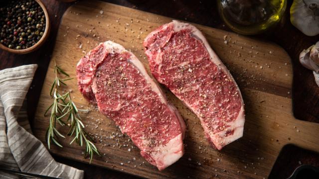 Nem cerveja, nem leite: essa é a melhor bebida para amaciar a carne de segunda para o churrasco