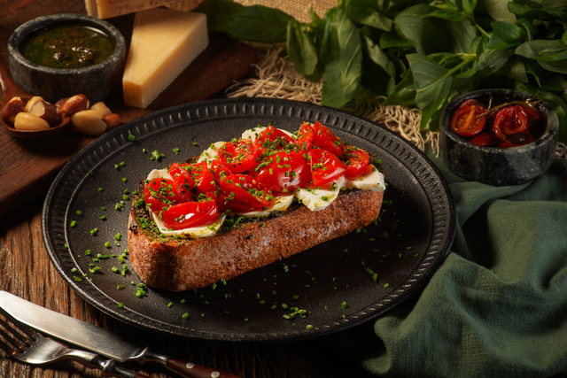 Esta receita de bruschetta de pão artesanal é uma ótima opção de entrada e vai bem em qualquer ocasião