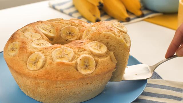 Receita de bolo de banana simples para quem está começando a cozinhar fazer e arrasar