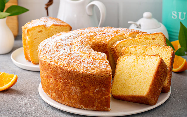 É o bolo de laranja feito no liquidificador mais rápido, fofinho e fácil que você vai experimentar