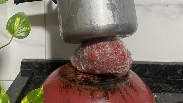 Era o truque me faltava: descongelar carne usando duas panelas e sem fogão é a maior gambiarra, mas será que funciona?