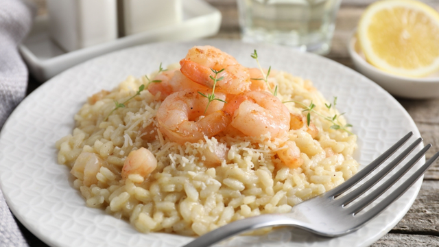 Jantar de luxo, preço de feira: faça essa receita de risoto de camarão gastando pouco
