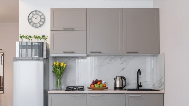 Adeus armários de cozinha: aposte nessa tendência barata, funcional e que vai dar mais amplitude para o cômodo