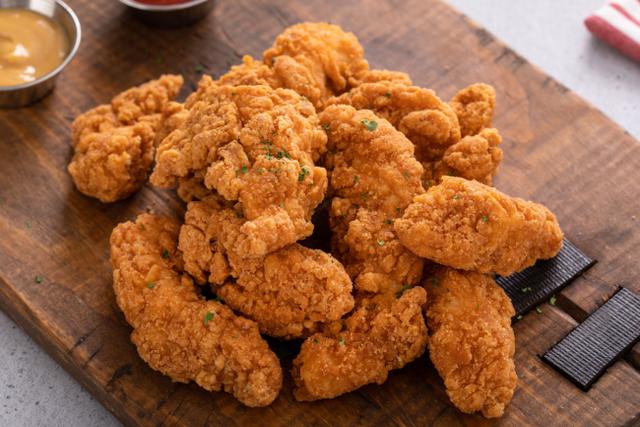 Esse é o segredo das lanchonetes para deixar o frango frito supercrocante e você pode fazer igualzinho em casa porque é muito fácil