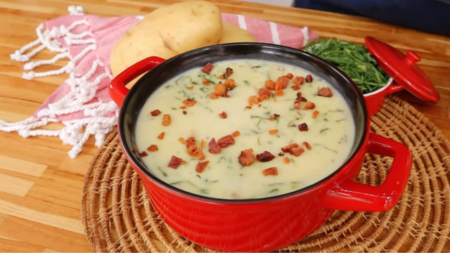 Essa sopa cremosa de batata e bacon é melhor que muito jantar chique: minha receita favorita em dias frios