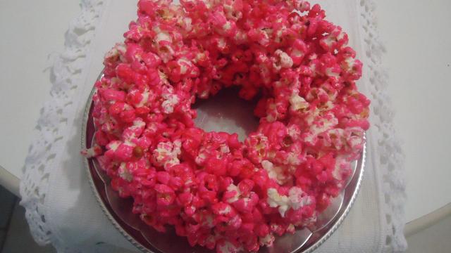 Bolo de pipoca é muito mais fácil de fazer do que você imagina e fica lindo enfeitando a mesa de Festa Junina
