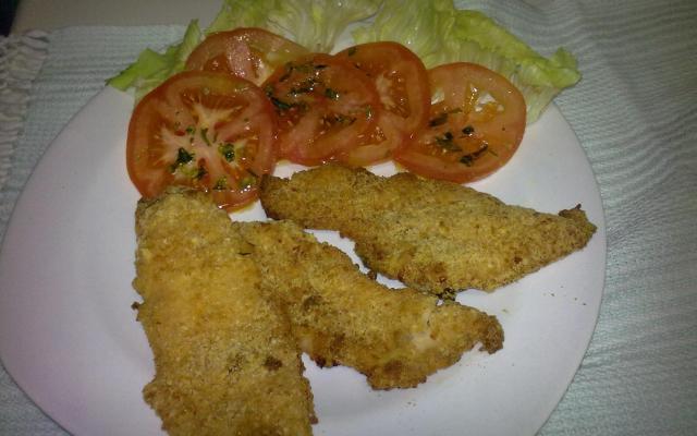 Que tal preparar um frango empanado em uma farinha apetitosa feita com bolacha de água e sal e queijo ralado? (Créditos: Celia Marino/TudoGostoso)