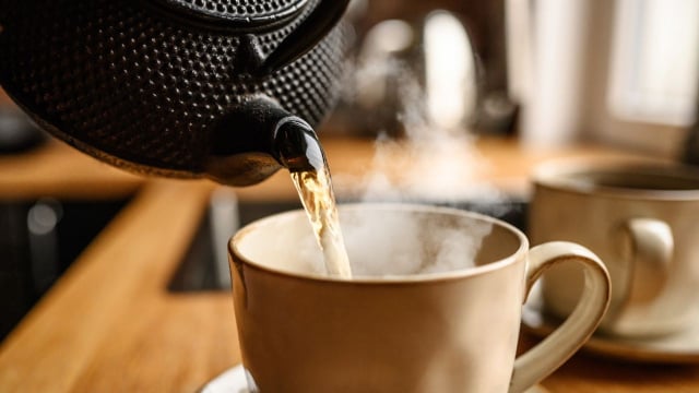Nem chá verde, nem erva-cidreira: esse é o chá natural que pode substituir o café nas primeiras horas do dia e pode ajudar a revitalizar o corpo