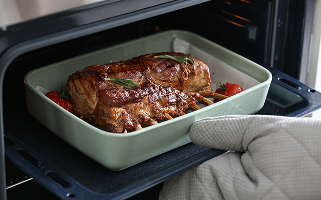 Nem manteiga, nem óleo: o truque para a costela no forno ficar mais macia e saborosa