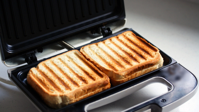 Desde que aprendi esse truque minha sanduicheira não fica mais suja: só precisa de um item que você já deve ter em casa