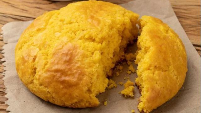 A broa de fubá é um pãozinho doce feito de milho que fica delicioso (Créditos: TudoGostoso)