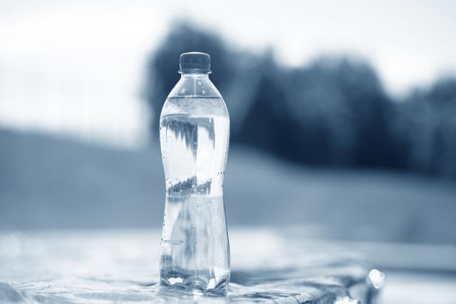 A alarmante descoberta sobre o impacto na saúde de beber água engarrafada, segundo cientistas - aqui está o que você precisa saber
