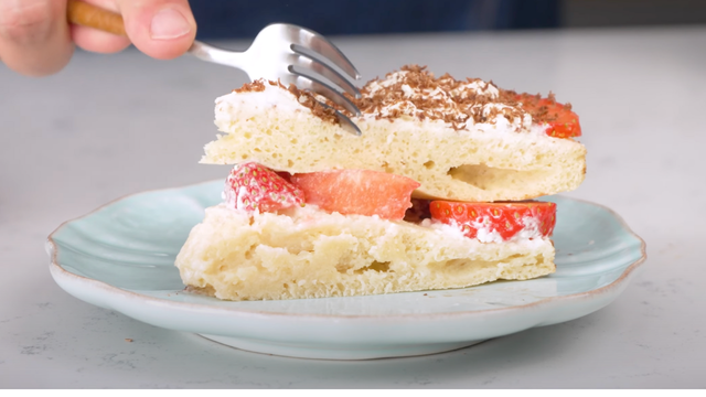 Bolo de iogurte na airfryer: receita com morangos e chantilly é um sucesso com as crianças