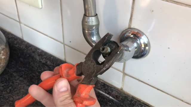 Adeus torneira pingando: aprendi como consertar a torneira vazando de forma rápida, simples e econômica nesse vídeo