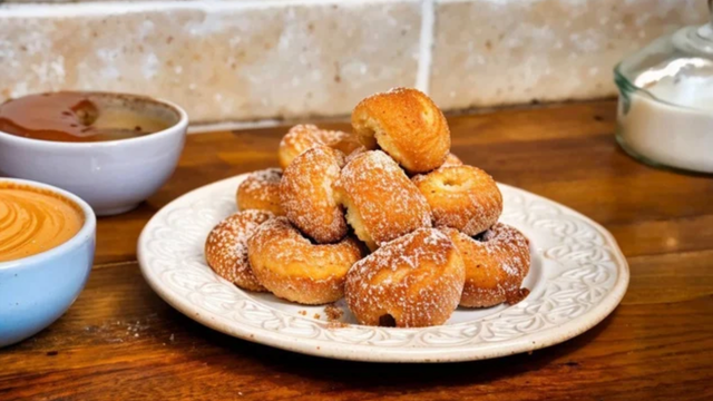 Essa receita de bolinho de chuva faz sucesso no TudoGostoso por um motivo delicioso: é impossível de errar