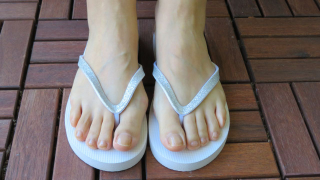 Não é o bicarbonato, muito menos o vinagre: um único ingrediente deixa meus chinelos brancos como nunca!