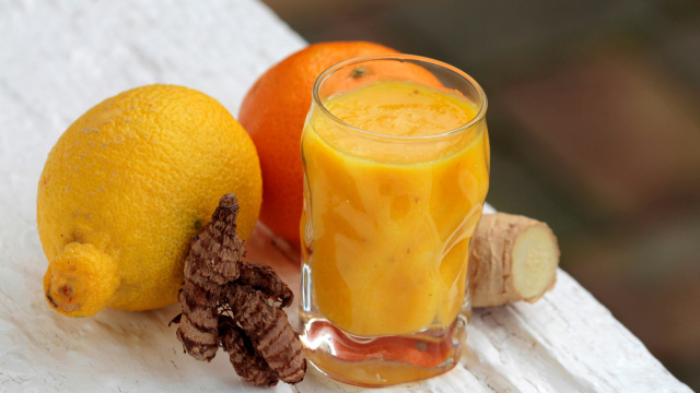 Para que serve misturar açafrão, pimenta, gengibre e limão? A bebida de ouro que todos deveriam tomar