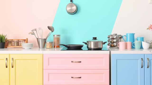 Cozinha colorida: 3 itens em tons nada convencionais para deixar o cômodo mais descontraído!