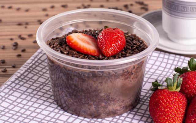 Teve um dia ruim? Uma fatia desse bolo de brigadeiro belga com morango e você esquecerá todos os seus problemas