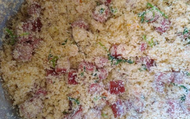 Uma farofa com pedaços de linguiça calabresa não pode dar errado (Créditos: TudoGostoso/Gabriela Carvalho)