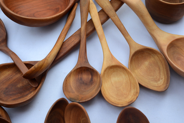 Por que as pessoas estão jogando as suas colheres de cozinha de madeira no lixo?