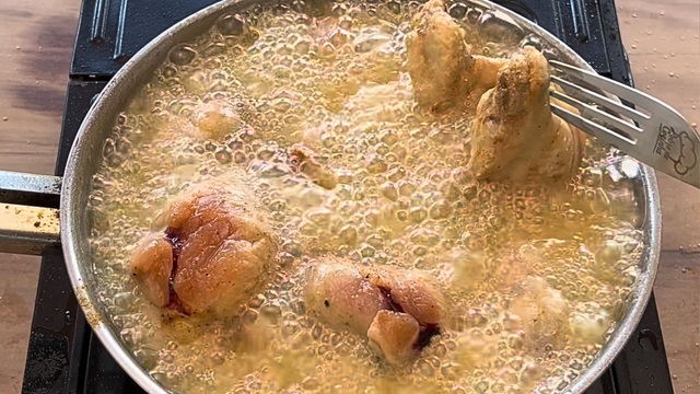 Farinha no óleo quente pode ajudar a deixar frituras mais crocantes. (Foto: reprodução canal pobre na cozinha no Youtube)